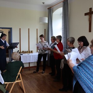 Sr. Maria leitet das kleine Ensemble, das den Pfarrseniorensonntag musikalisch umrahmt.