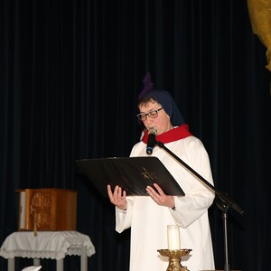 Sr. Maria steht der Karfreitagsliturgie vor. Wir feiern Ostern in der Mehrweckhalle Dobl-Zwaring.